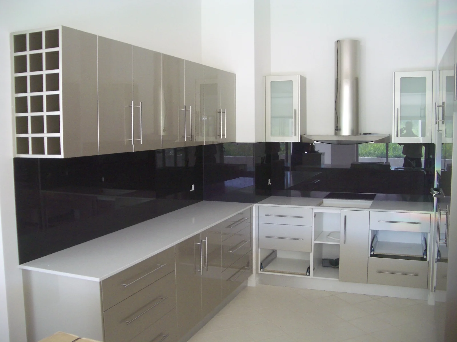 Eggplant coloured glass splashback installed in modern kitchen by Harbour Glass