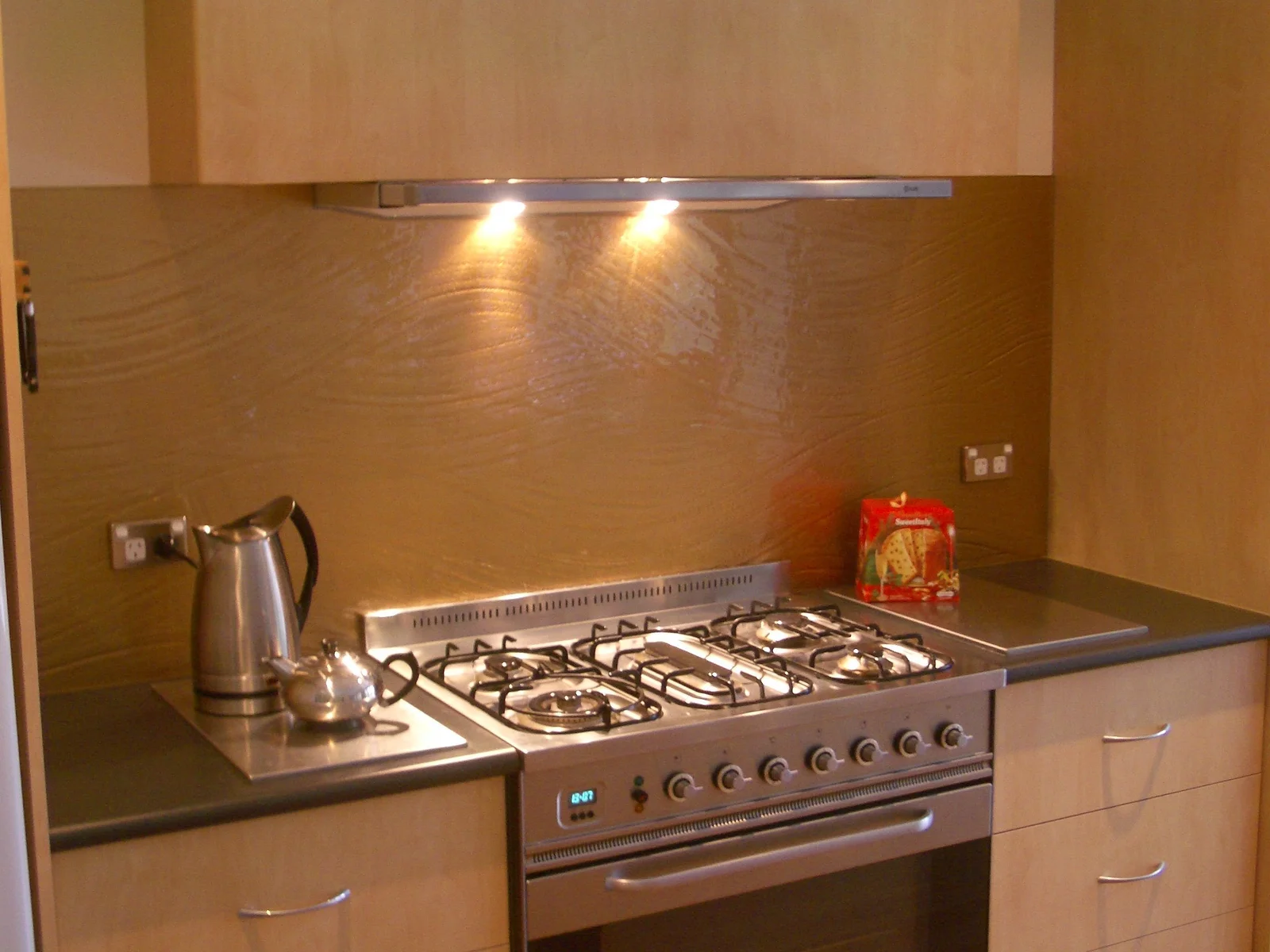 RAPIDfx bullion gold textured glass splashback installed by Harbour Glass