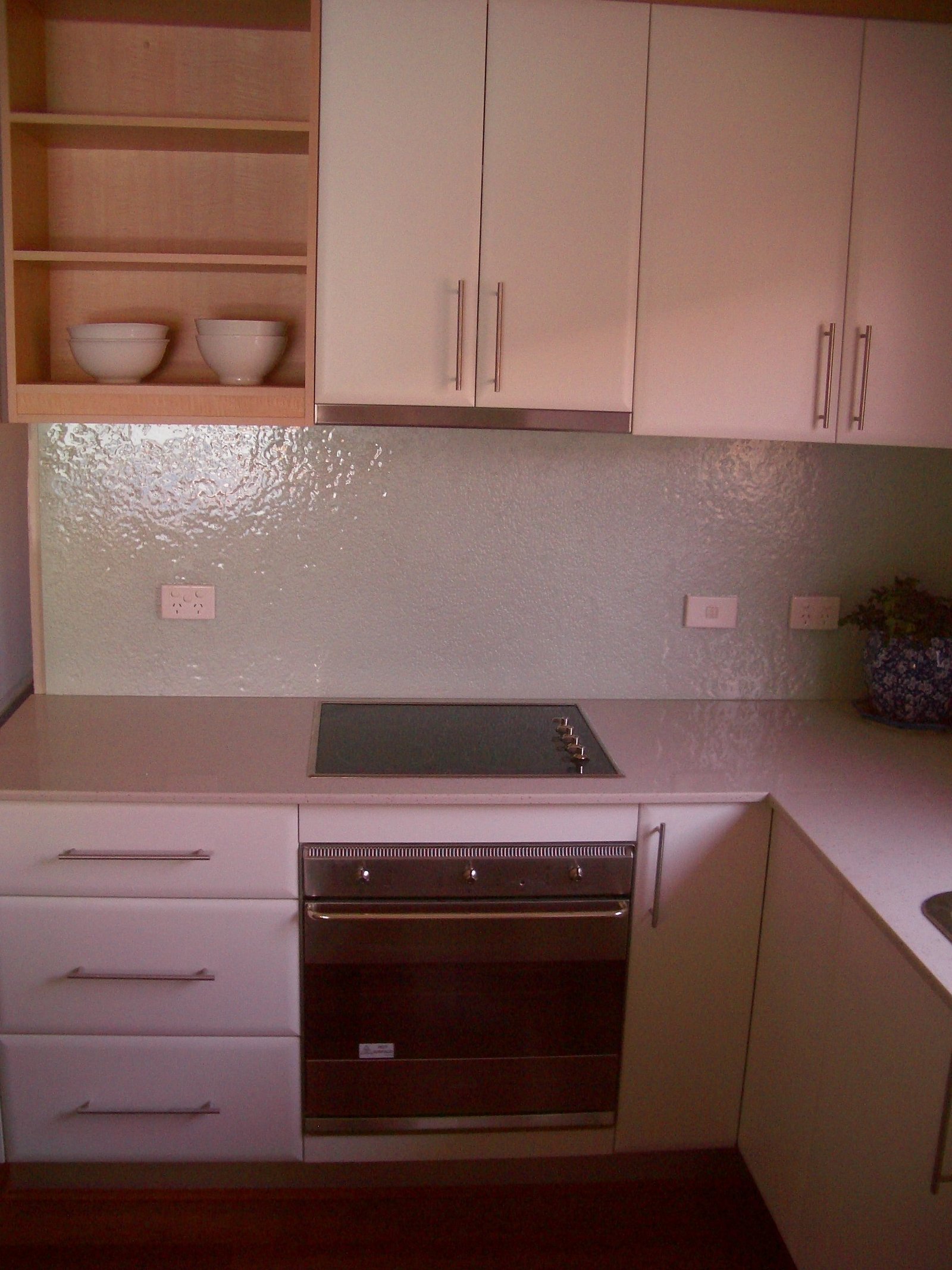 ROCKfx textured slumped glass splashback by Harbour Glass
