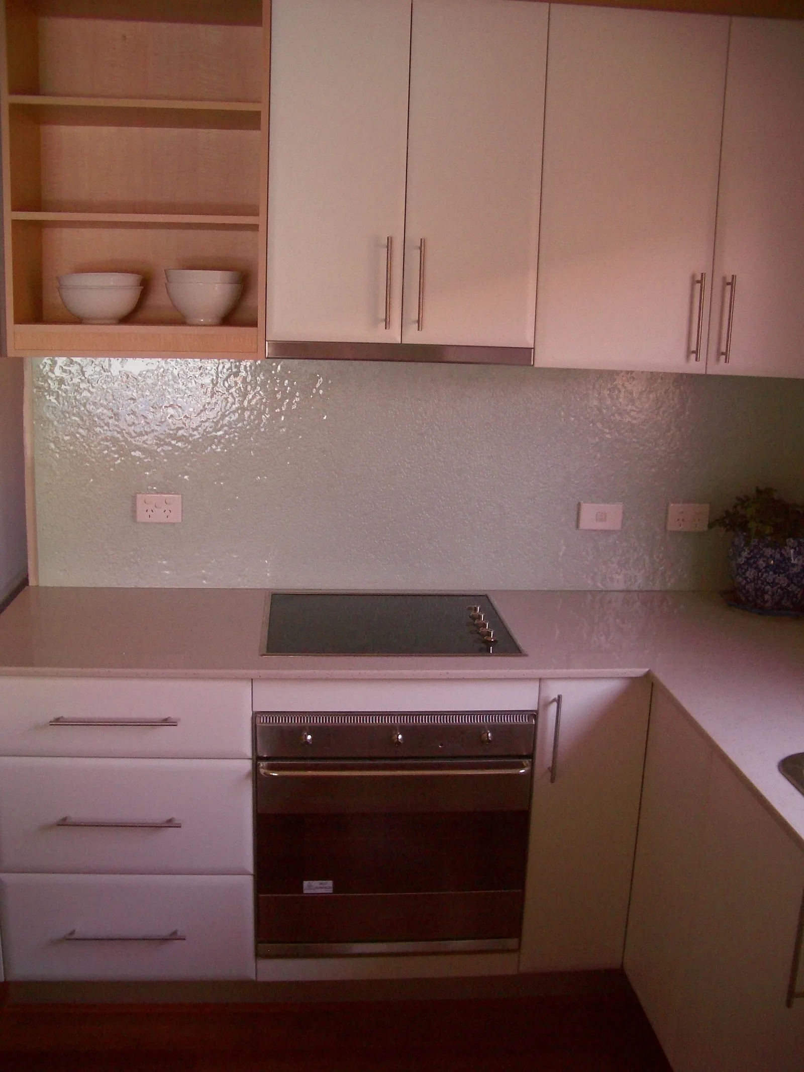 ROCKfx textured slumped glass splashback by Harbour Glass