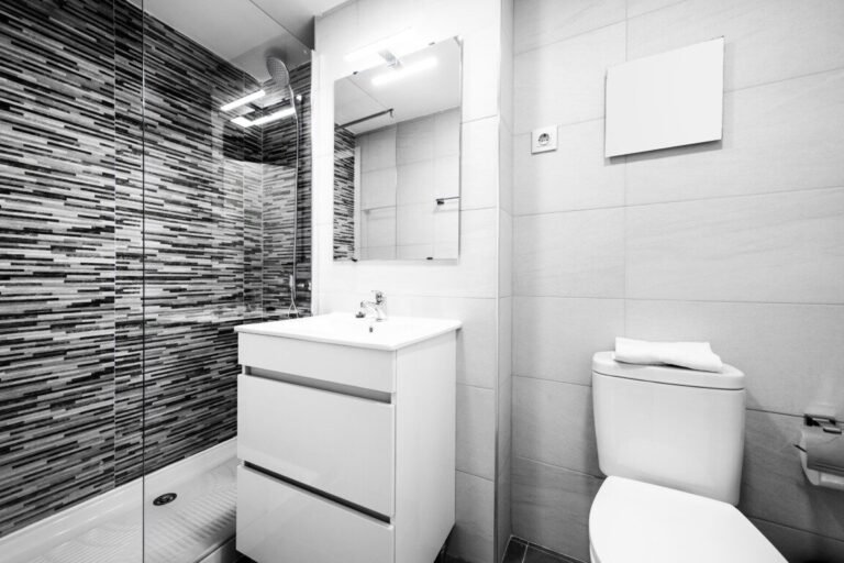 Frameless-Shower-Screen-1